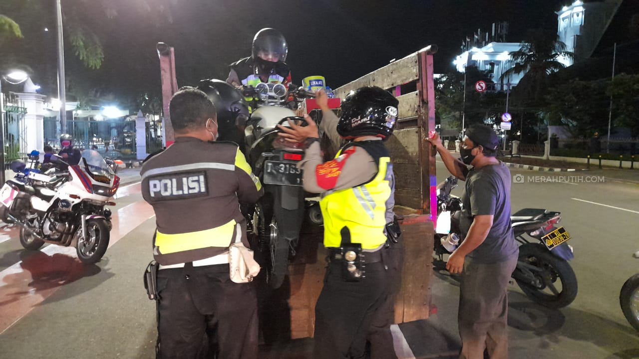 Polisi Bubarkan Kerumunan Remaja di Monas