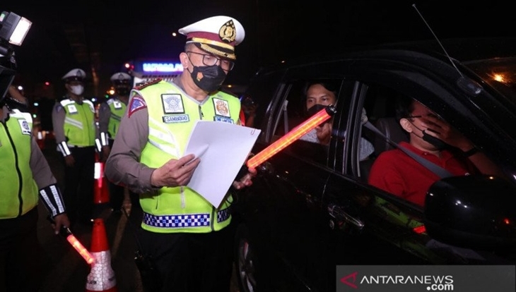 Dirlantas Polda Metro Jaya Kombes. Pol. Sambodo Purnomo Yogo memimpin Operasi Kepolisian Ketupat Jaya 2021 dalam rangka Penyekatan Jalan Tol untuk Larangan Mudik Lebaran Tahun 2021 di Titik penyekatan