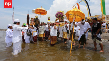 Ribuan Umat Hindu Banten Melaksanakan Melasti
