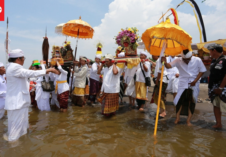 Ribuan Umat Hindu Banten Melaksanakan Melasti