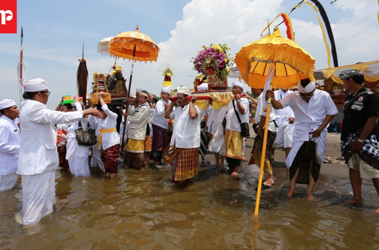 Ribuan Umat Hindu Banten Melaksanakan Melasti