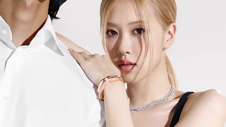 Rose BLACKPINK Tampil Anggun Kampanyekan Koleksi Terbaru Tiffany Lock
