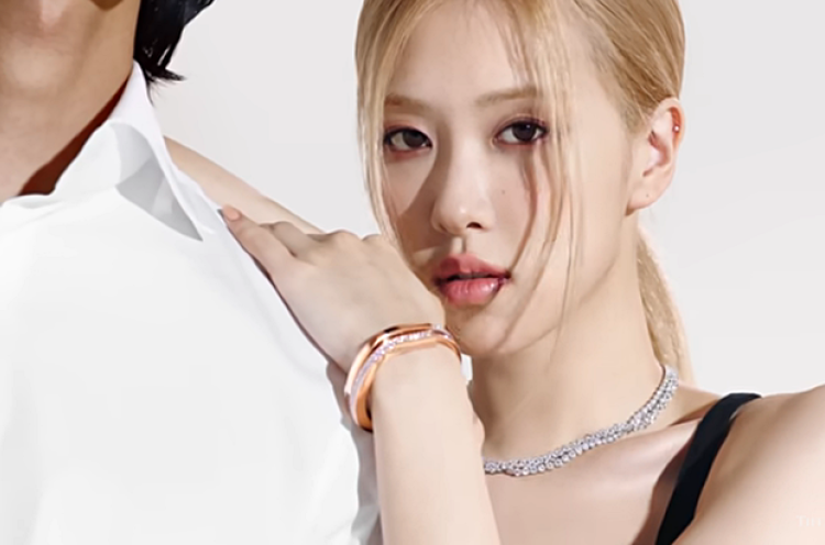 Rose BLACKPINK Tampil Anggun Kampanyekan Koleksi Terbaru Tiffany Lock