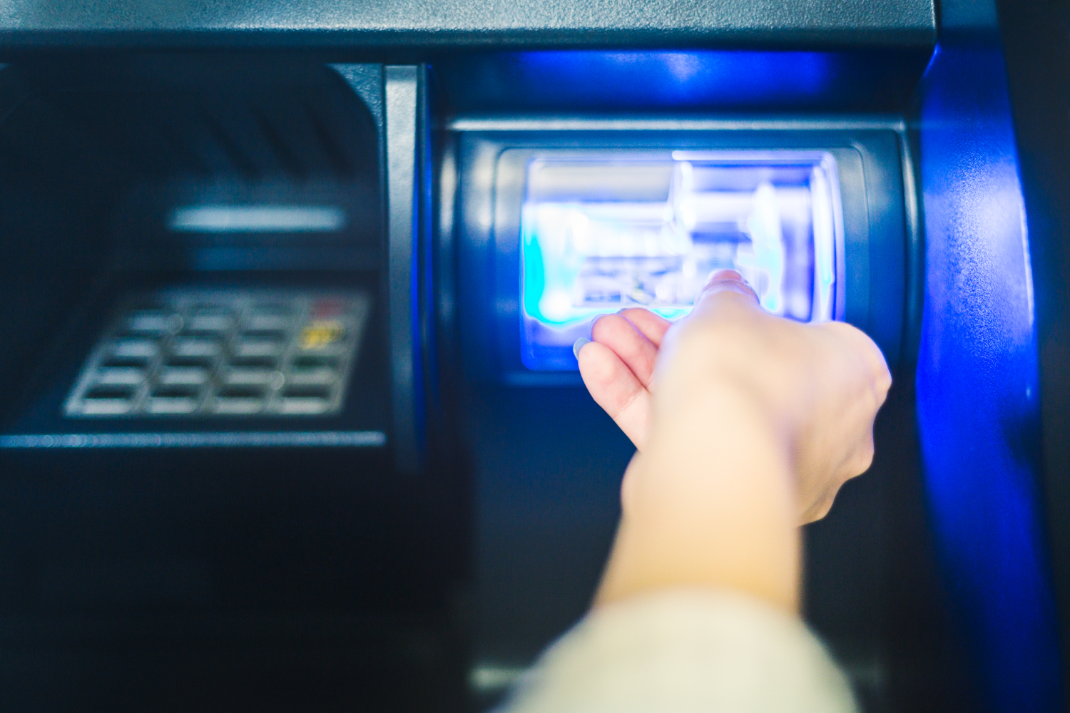 'Gotong Royong' Bongkar Mesin ATM Gagal, Keluarga Akhirnya Jarah Minimarket Cengkareng 