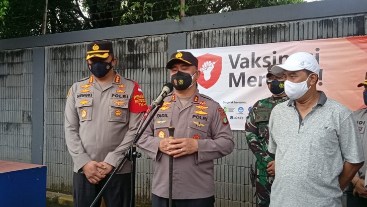 Kapolda Metro Jaya Irjen Fadil Imran meninjau langsung pelaksanaan Vaksinasi Merdeka di gerai 633. (Foto: MP/Humas Polda Metro)