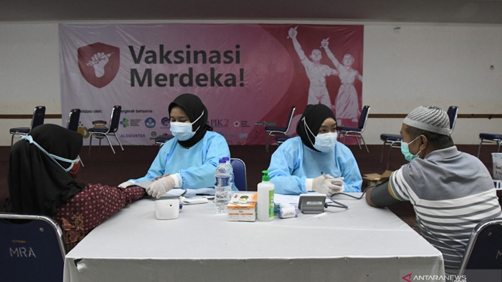 Sejumlah petugas medis mengukur tekanan darah warga sebelum mengikuti vaksinasi merdeka di Jakarta Timur, Senin (2/8/2021). ANTARA FOTO/ Fakhri Hermansyah/hp.