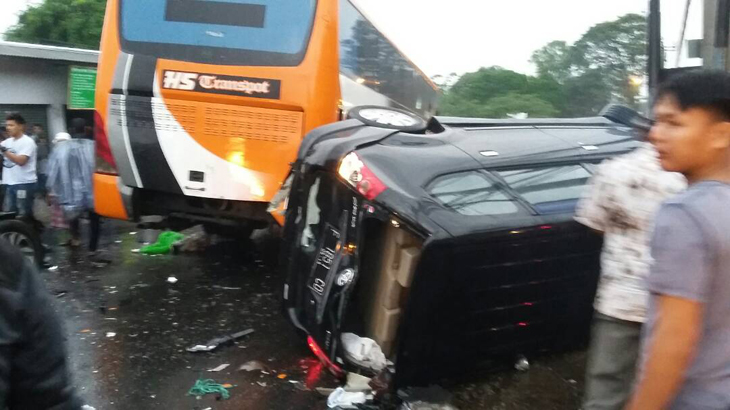 Rem Blong! Bus Pariwisata Tabrak Sejumlah Kendaraan