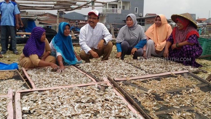 Blusukan ke Kampung Nelayan, Gus Ipul Diserbu Janda-Janda