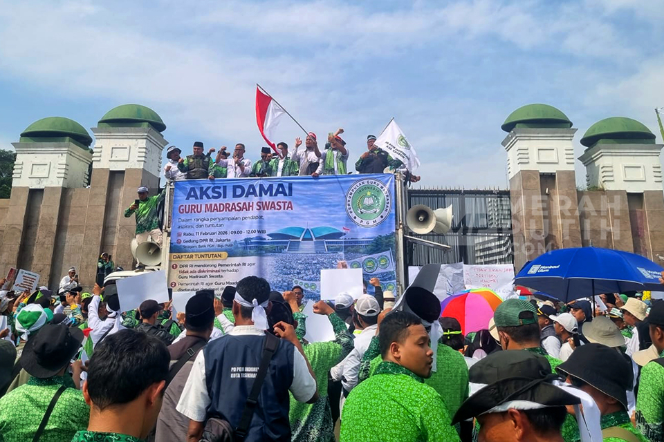 Aksi Demo Guru Madrasah Swasta Tuntut Diangkat Jadi PPPK atau ASN di Gedung DPR