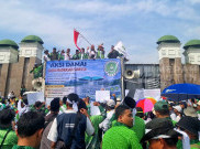 Aksi Demo Guru Madrasah Swasta Tuntut Diangkat Jadi PPPK atau ASN di Gedung DPR