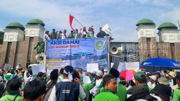 Aksi Demo Guru Madrasah Swasta Tuntut Diangkat Jadi PPPK atau ASN di Gedung DPR