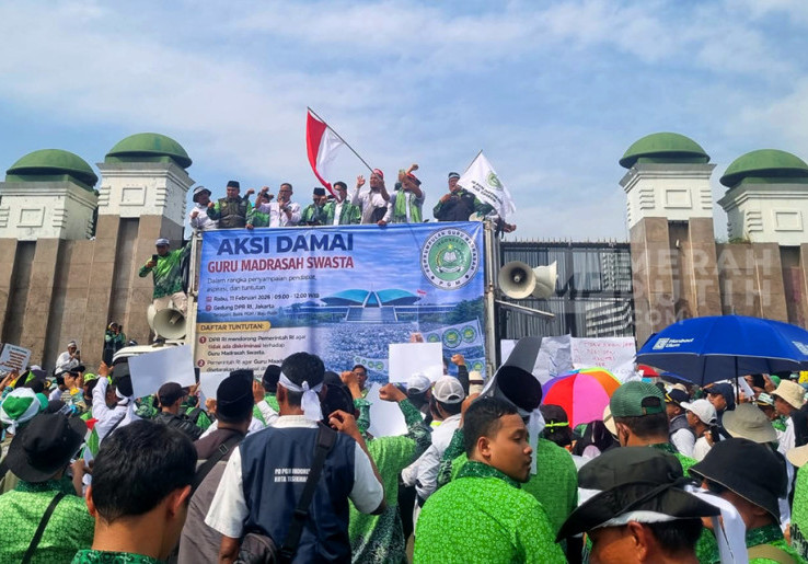 Aksi Demo Guru Madrasah Swasta Tuntut Diangkat Jadi PPPK atau ASN di Gedung DPR