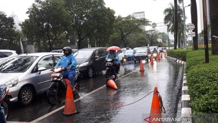 Jakarta Kebanjiran di Mana-mana, Polisi Turun Tangan