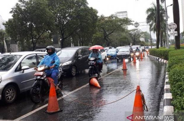 Jakarta Kebanjiran di Mana-mana, Polisi Turun Tangan