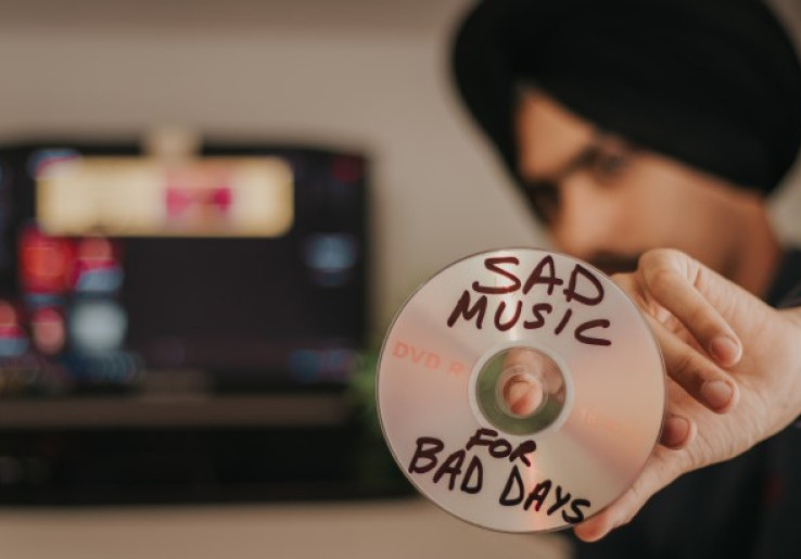 Bahagia dengan Mendengarkan Lagu Sedih