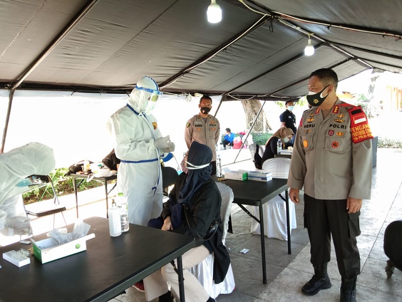 Kapolres Jakarta Pusat Heru Novianto saat cek layanan rapid antigen di Stasiun Senen. (Foto: Kanugrahan)