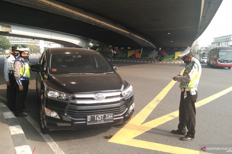 Pengendara mobil berplat nomor luar Jakarta ditilang karena melanggar aturan ganjil-genap di kawasan Jembatan Layang Tomang, Jalan Letjen S Parman, Slipi, Jakarta Barat, Senin pagi (10/8/2020). (ANTARA/Devi Nindy)