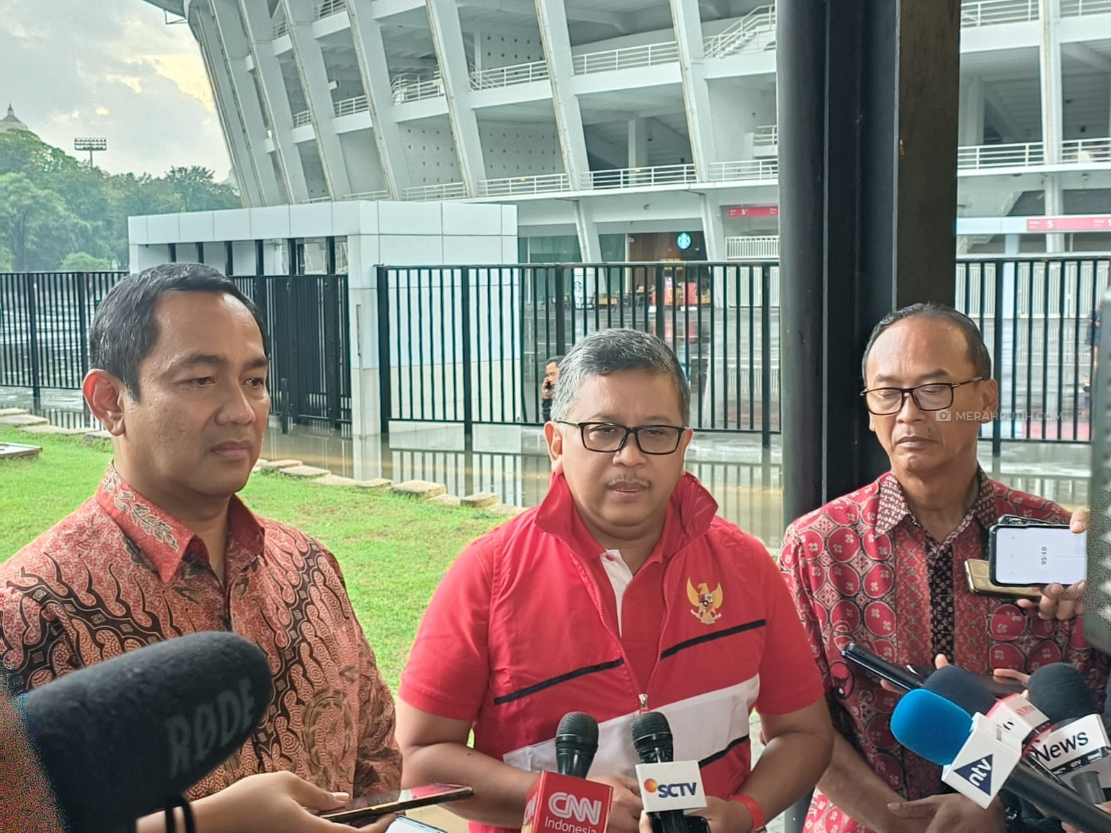 Hasto Nilai Jokowi Sejalan dengan PDIP soal Sepakbola dan Politik