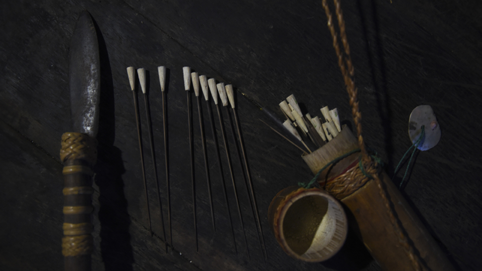 Sumpit merupakan senjata tradisional suku Dayak yang paling efektif. Tidak mengeluarkan bunyi, tapi mematikan. Sumpit terbuat dari kayu ulin yang panjangnya bisa mencapai tiga meter, serta dapat digunakan sebagai tombak. Sementara, anak sumpit terbuat dari bilah bambu yang diolesi getah beracun. (ANTARA FOTO/Zabur Karuru)