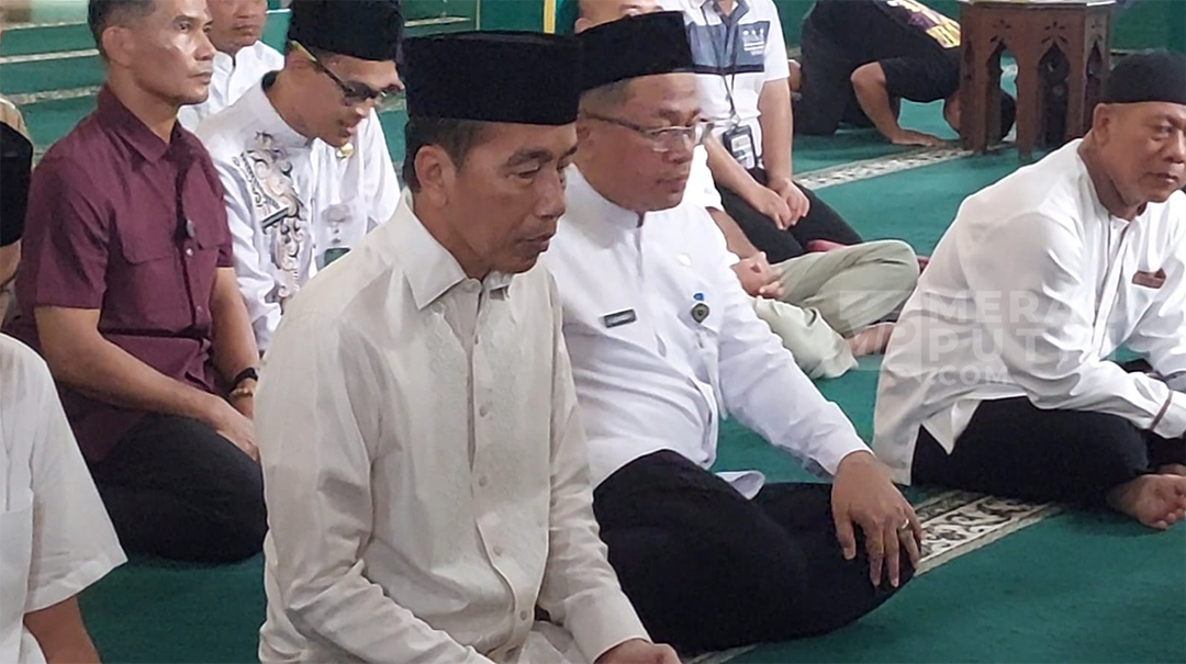 Salat Jumat di Masjid Al-Wustho, Jokowi Dioleh-olehi Karak
