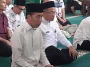 Salat Jumat di Masjid Al-Wustho, Jokowi Dioleh-olehi Karak
