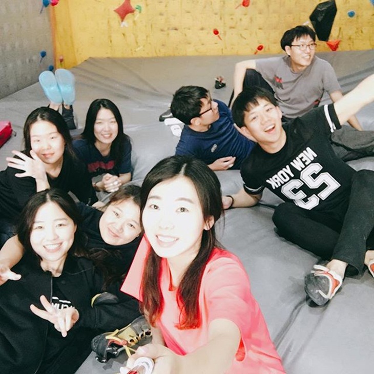 Pengunjung berfoto di Kimdaewoo Climbing Indoor. (Foto: instagram.com/870123_and)