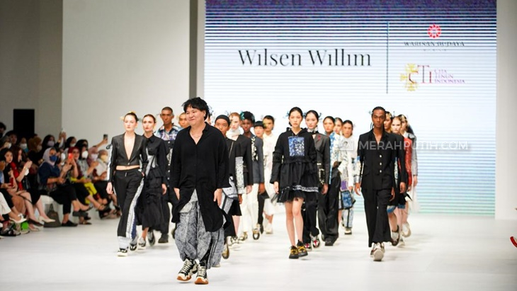 Wilsen Willim dan Sejauh Mata Memandang Rilis Pakaian Khas Nusantara di JFW 2023