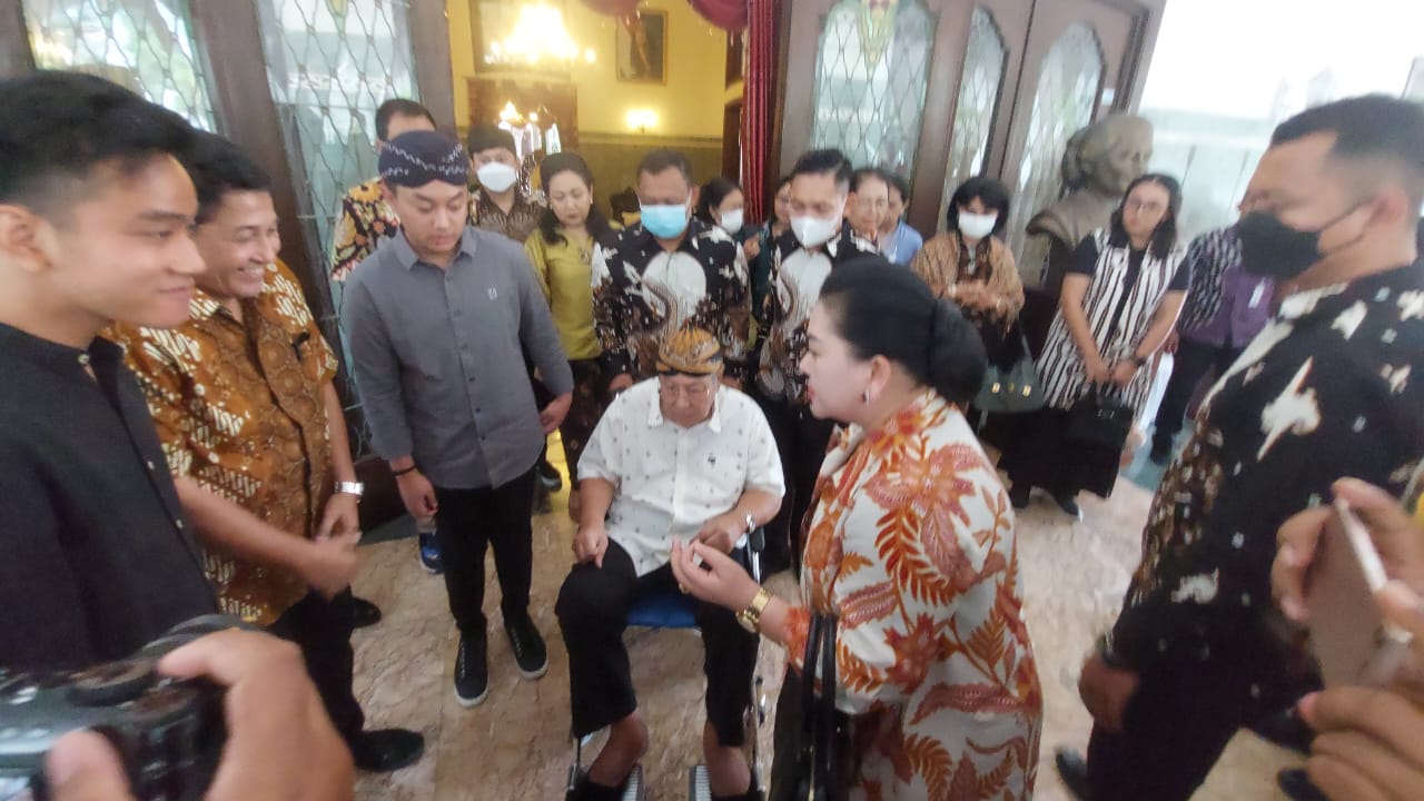 Wali Kota Solo Gibran Rakabuming Raka dan PB XIII serta Ketua LDA Kasunanan Surakarta, GKR Wandansari Koes Moertiyah memberikan keterangan pada media, Rabu (4/1). (MP/Ismail)