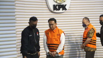 KPK Tahan Direktur Komersial PT PGN dan Komisaris PT IAE Tersangka Korupsi Jual Beli Gas