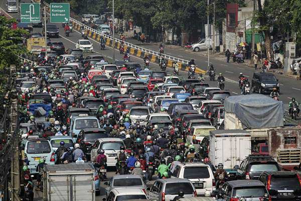 Kendaraan bermotor terjebak kemacetan di Jalan KH. Abdullah Syafei, Jakarta, Senin (7/1/2019). - ANTARA/Dhemas Reviyanto