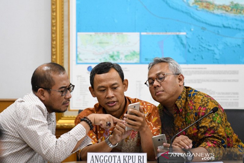 Ketua KPU Arief Budiman (kanan) berbincang dengan Komisioner KPU Pramono Ubaid Tanthowi (tengah) dan Hasyim Asy'ari (kiri) di sela-sela memberikan pernyataan sikap terhadap putusan Dewan Kehormatan Penyelenggara Pemilu (DKPP) di Kantor KPU, Jakarta, Kamis (19/3/2020). ANTARA FOTO/M Risyal Hidayat/foc.