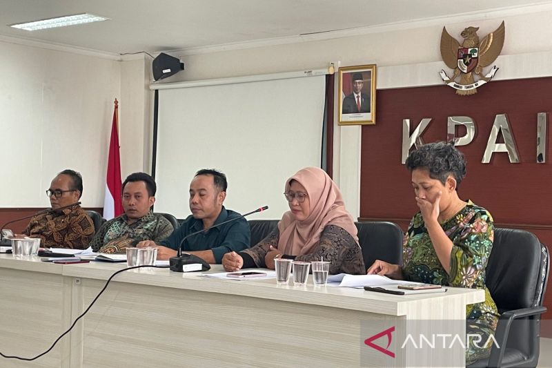 Komisioner KPAI, Kawiyan, Aris Adi Leksono, Jasra Putera, Diyah Puspitarini, dan Dian Sasmita, saat konferensi pers di kantor KPAI, Jakarta Pusat, Selasa (27/2). Foto: ANTARA/Lifia Mawaddah Putri