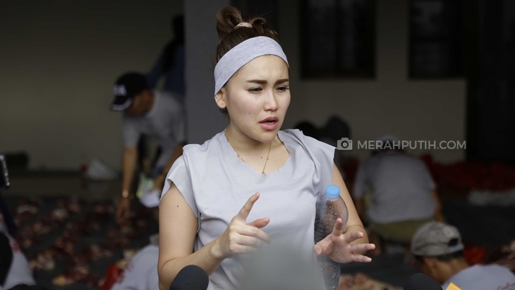 Ayu Ting Ting saat ditemui di rumahnya di Depok, Jawa Barat saat Idul Adha (Foto: MP/Albi)
