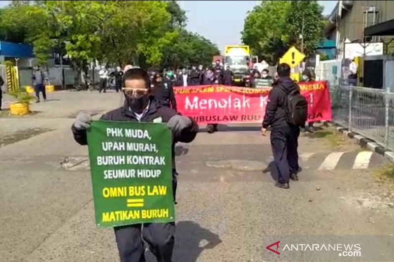 Demo buruh tolak Omibus Law UU Cipta Kerja. (Foto: Antara)