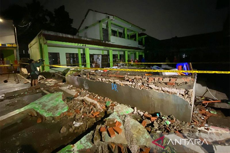 3 Pelajar Tewas Tertimpa Tembok Roboh Saat Banjir, Anies: Bahan Pembelajaran