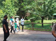 Jokowi Ajak Keluarga ke Solo Safari, Jan Ethes dan La Lembah Foto Bareng Ular