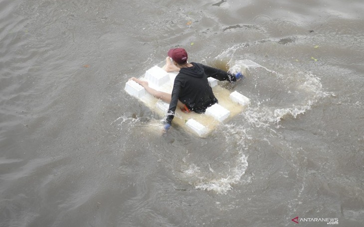 Sejumlah bocah bermain saat banjir merendam Jalan Letjen S. Parman dan tol dalam kota di Jakarta Barat, Rabu (1/1/2020). ANTARA FOTO/Nova Wahyudi/aww.