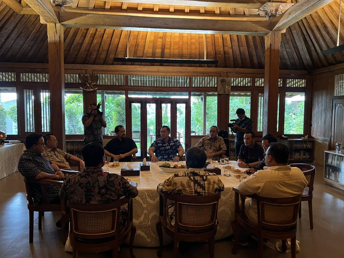 Sejumlah elite dari Partai NasDem, Partai Demokrat, dan Partai Keadilan Sejahtera (PKS) menggelar pertemuan di rumah Anies Baswedan, Selasa (25/10). Foto: Twitter/Willy Aditya