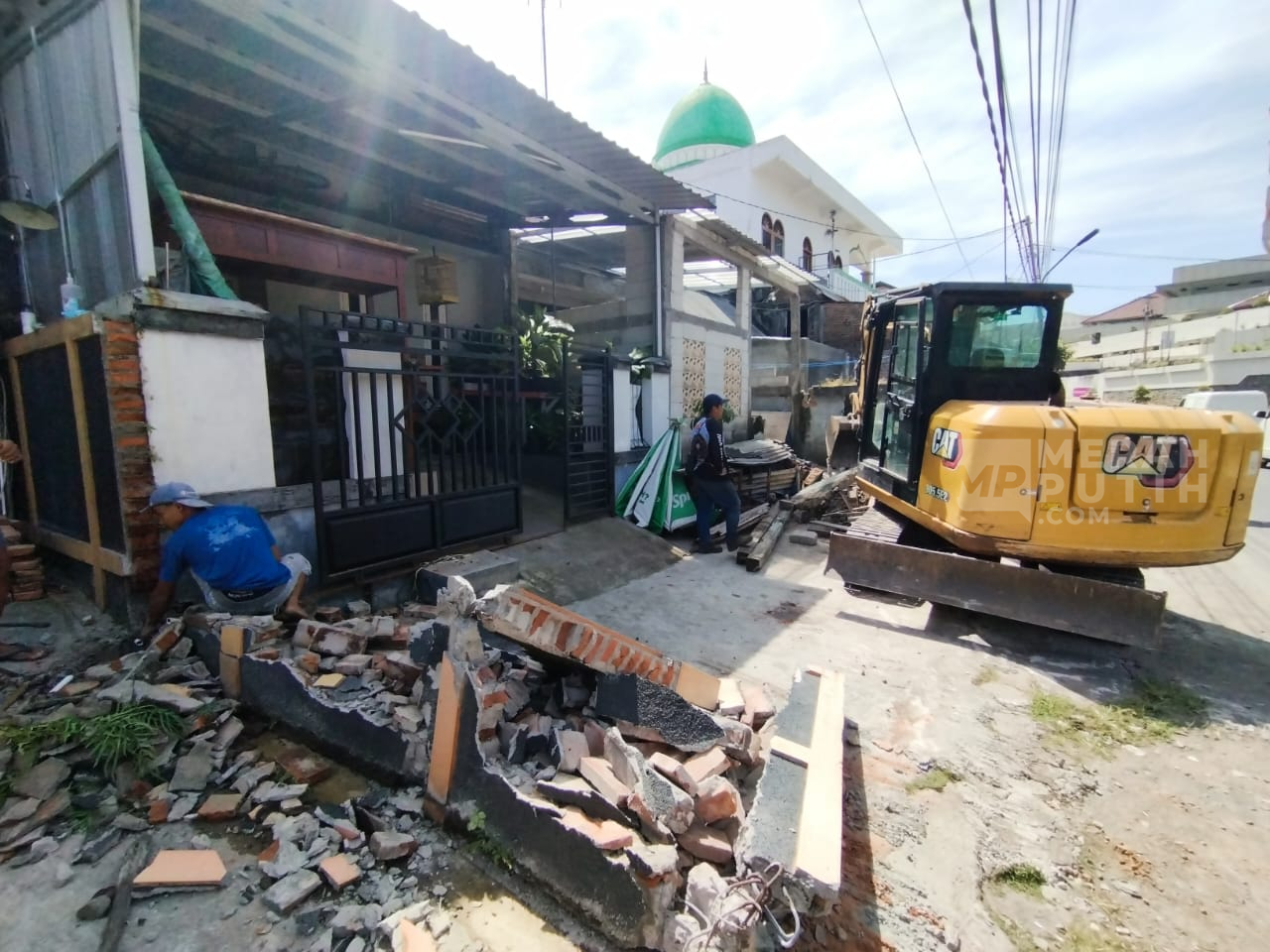  Cegah Banjir, Petugas Bongkar Paksa Belasan Bangunan tak Berizin di Atas Drainase  