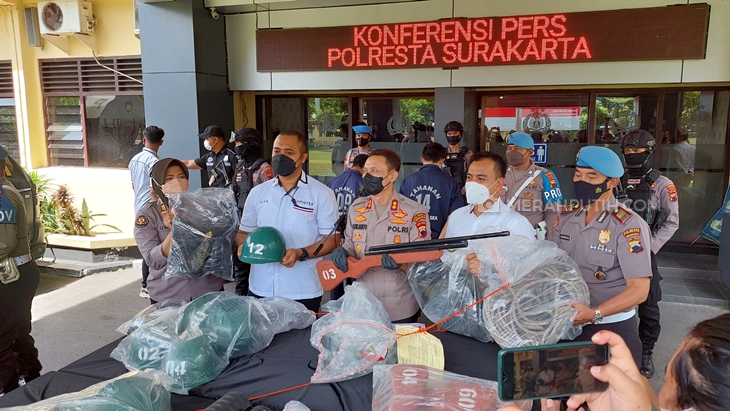 Polresta Surakarta melimpahkan barang bukti dan dua tersangka kasus Menwa UNS Surakarta, Senin (3/1). (MP/Ismail)