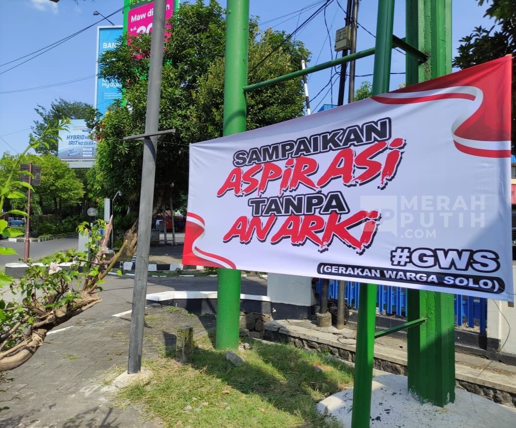 Warga Solo Ramai Pasang Spanduk Tolak Tindakan Anarkistis