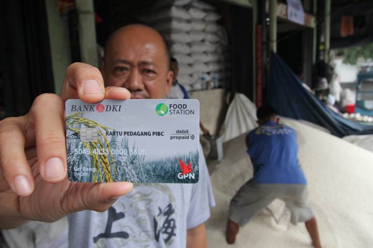 Pedagang menunjukan kartu dari Bank DKI. (Foto: Istimewa)