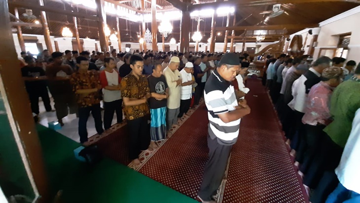Salat isya berjamaah di Masjid Agung Keraton Surakarta