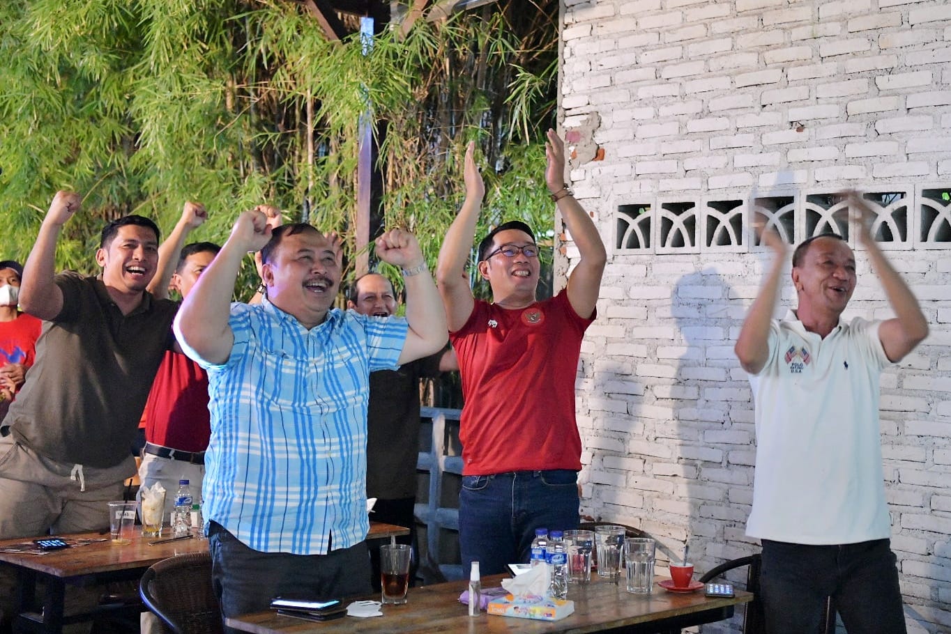 Rayakan Kemenangan Timnas Indonesia, Ridwan Kamil Traktir Pengunjung Kafe di Aceh