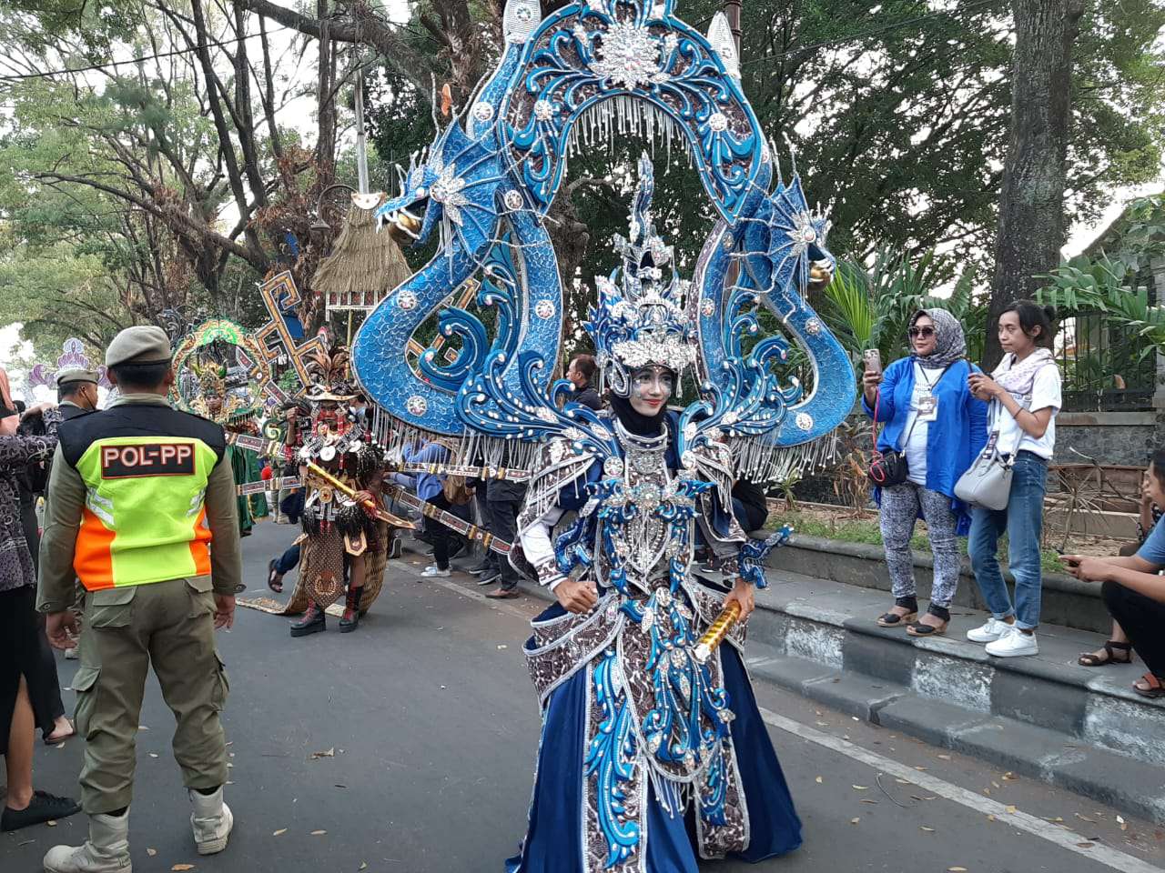  Peserta Solo Batik Carnival (SBC) ke-XII 2019 demo kostum pada penonton di Jalan Slamet Riyadi, Solo, Jawa Tengah, pada Sabtu (27/7). (MP/Ismail) 