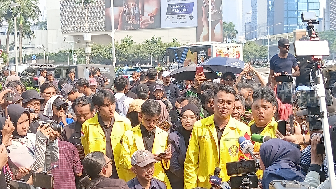 Dihadang Polisi Menuju Bundaran HI, Massa BEM UI Pilih Long March lewat Tugu Tani
