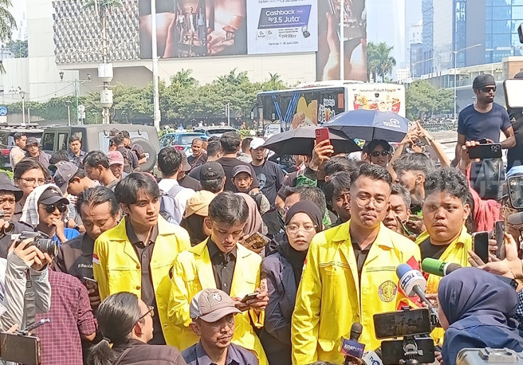 Dihadang Polisi Menuju Bundaran HI, Massa BEM UI Pilih Long March lewat Tugu Tani