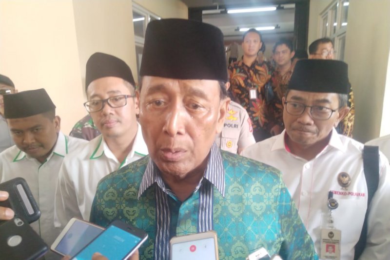 Menkopolhukam Wiranto menjawab pertanyaan wartawan usai kunjungan di Mathlaul Anwar Pandeglang, sebelum kejadian penyerangan oleh dua orang secara tiba-tiba di Lapangan Menes Pandeglang, Kamis (10/10/2019). (ANTARA/Mulyana)