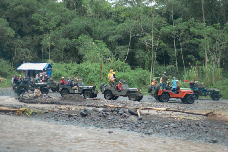 Wisatawan menikmati wahana jip wisata "Volcano Tour Merapi" di objek wisata Kaliurang, Sleman. Foto ANTARA/HO-Dinas Pariwisata Sleman