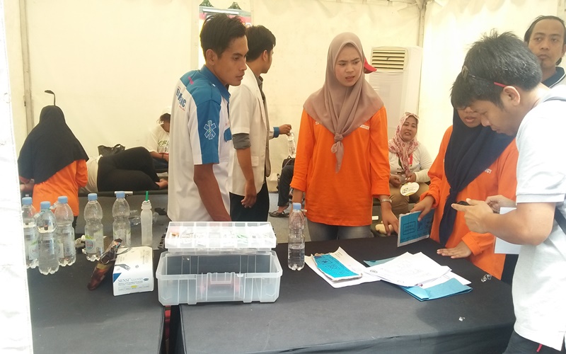 Relawan menyiapkan tukang pijat gratis